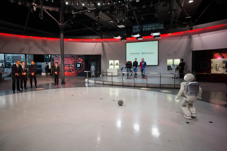Humanoid ROBOT Suddenly CRASHES During LIVE PERFORMANCE