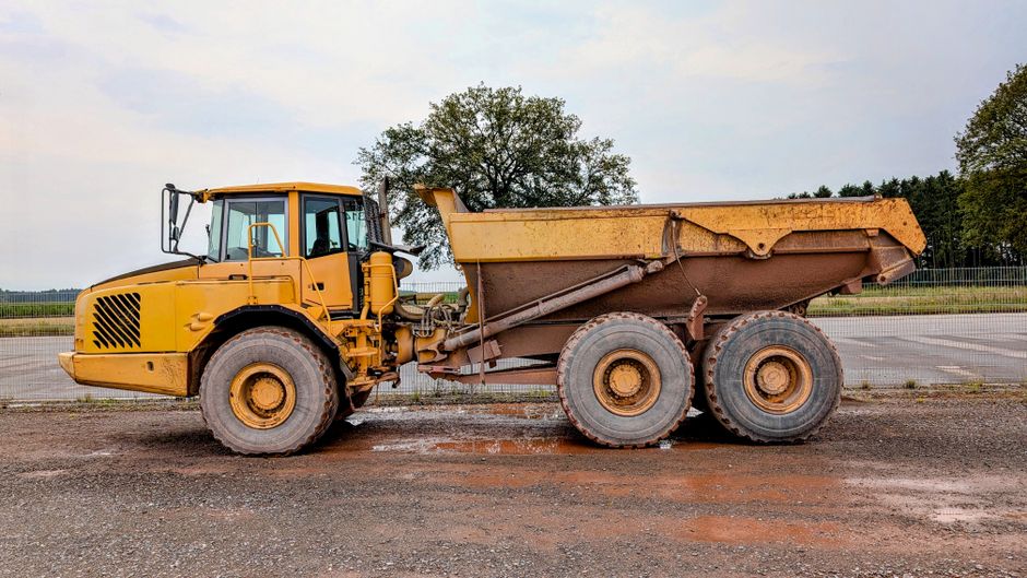 Featured image related to Dump truck spills 70,000 pounds of dirt on SR-471 near State Road 50