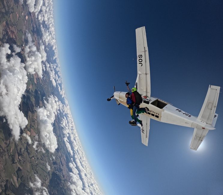 Featured image related to ‘Did we just see a plane crash?’: Skydivers jump into action to assist authorities