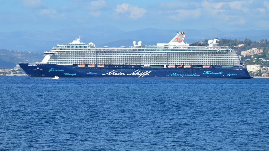 Featured image related to Woman accused of leaving 4 children home unattended while she went on cruise