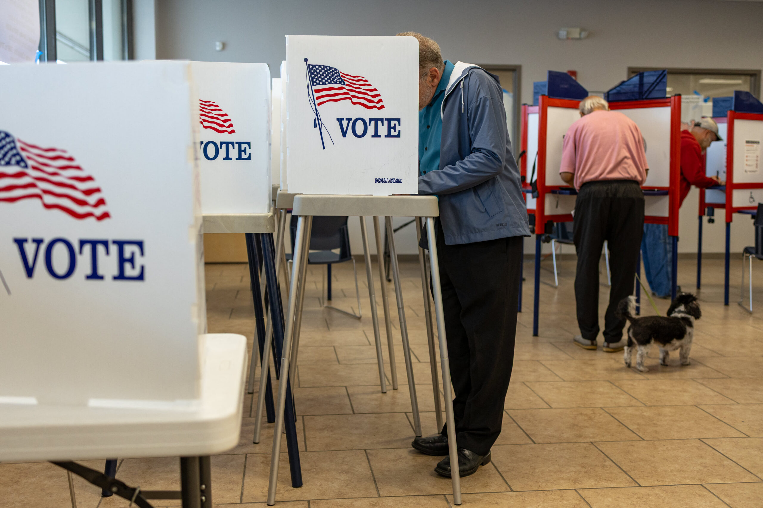 Featured image related to Corruption is voters' top issue ahead of midterm election, CNBC survey shows